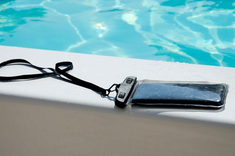 Eine wasserdichte Handyhülle schützt das Smartphone