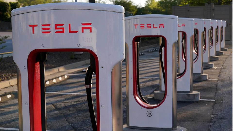 Ladesäulen mit Tesla-Logo.