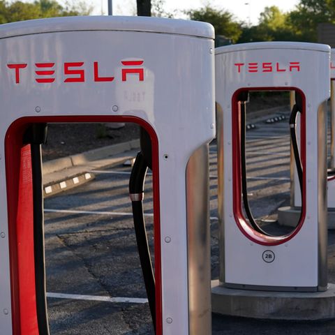 Ladesäulen mit Tesla-Logo.