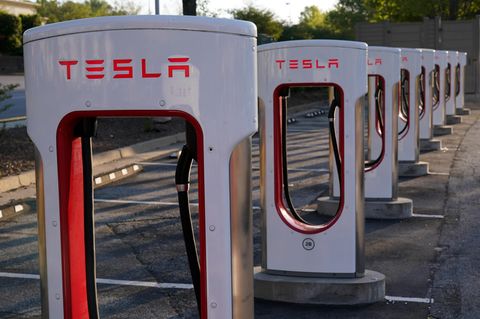 Ladesäulen mit Tesla-Logo.