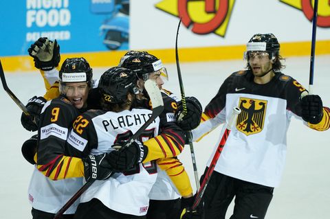 Deutschlands Leon Gawanke (l.) lässt sich nach seinem Ausgleichstreffer zum 2:2 von den Mitspielern feiern