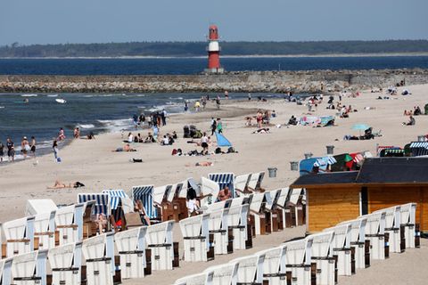 Badegäste am Ostseestrand in Warnemünde (Mecklenburg-Vorpommern)