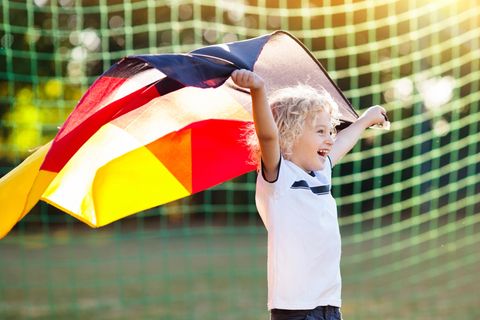 DFB-Trikot 2021: Kleiner Fußballfan mit Fan-Shirt und Deutschlandfahne