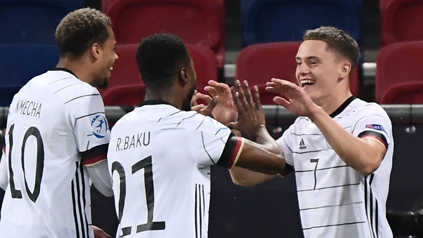 Lukas Nmecha und Ridle Baku gratulieren Florian Wirtz nach seinem zweiten Treffer gegen Holland