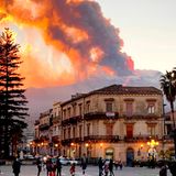 Catania und der Berg: Rauschschwaden und Lava steigen aus dem Vulkan Ätna auf, dem höchsten aktiven Vulkan in Europa.