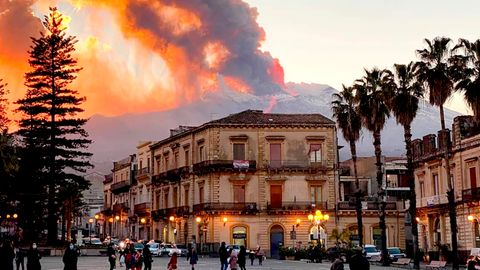 Catania und der Berg: Rauschschwaden und Lava steigen aus dem Vulkan Ätna auf, dem höchsten aktiven Vulkan in Europa.