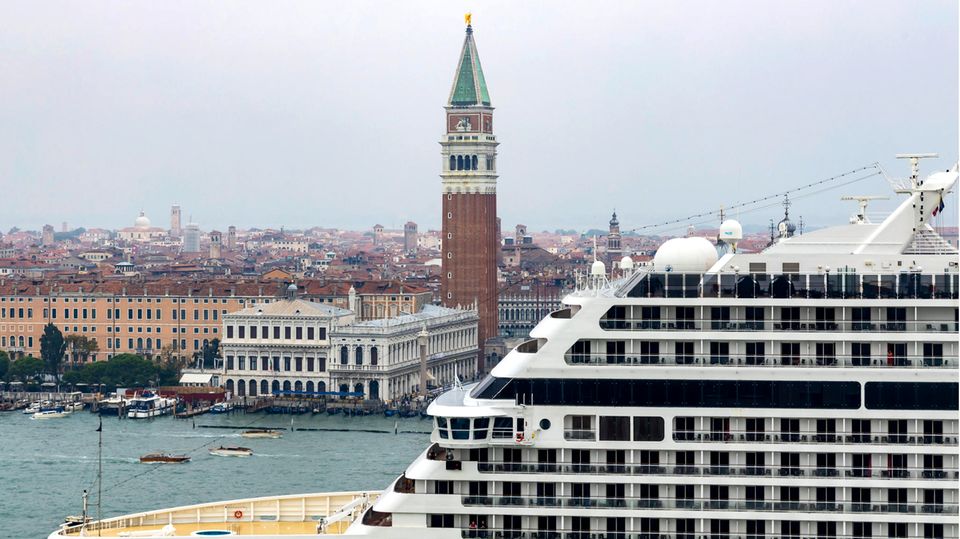Symbol für Overtourism: ein Kreuzfahrtschiff in Venedig