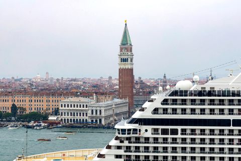 Symbol für Overtourism: ein Kreuzfahrtschiff in Venedig