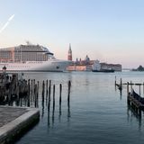 Bild 1 von 11 der Fotostrecke zum Klicken:  Am Morgen des 3. Juni passiert das Kreuzfahrtschiff "MSC Orchestra" den Giudecca-Kanal in Venedig.