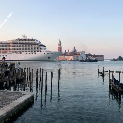 Bild 1 von 11 der Fotostrecke zum Klicken:  Am Morgen des 3. Juni passiert das Kreuzfahrtschiff "MSC Orchestra" den Giudecca-Kanal in Venedig.