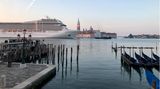 Bild 1 von 11 der Fotostrecke zum Klicken:  Am Morgen des 3. Juni passiert das Kreuzfahrtschiff "MSC Orchestra" den Giudecca-Kanal in Venedig.