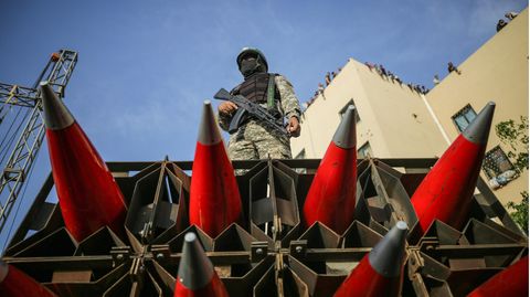 Ein Mitglied der Kassam-Brigaden posiert auf einem Lkw mit Raketen bei einer Parade der Terrorgruppe im Gazastreifen