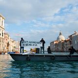 Protest im Canale Grande: Mit jeder Durchfahrt großer Schiffe werden auch die Fundamente der Gebäude an den Ufern des Kanals angegriffen.