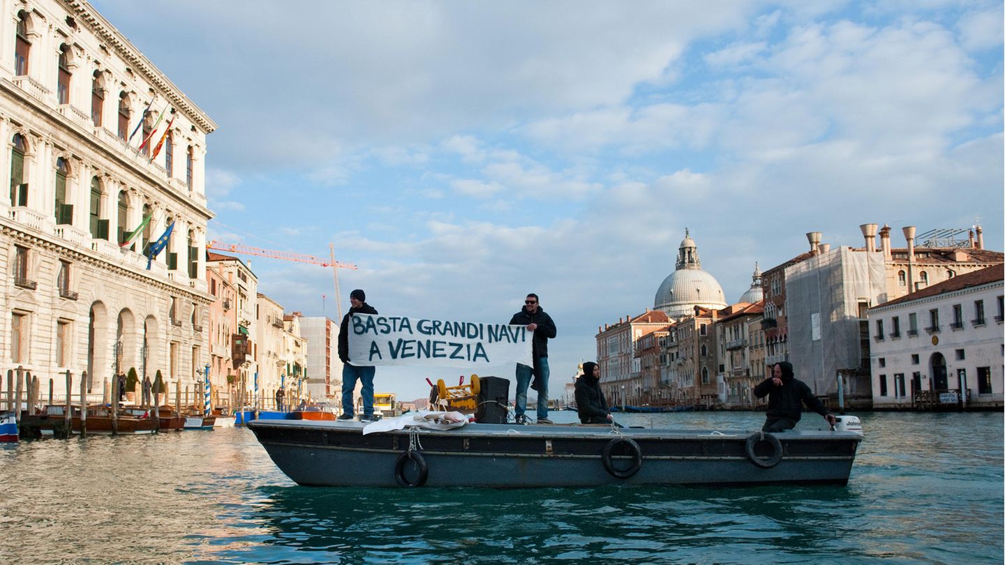 Protest im Canale Grande: Mit jeder Durchfahrt großer Schiffe werden auch die Fundamente der Gebäude an den Ufern des Kanals angegriffen.