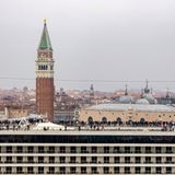 Eine Aufnahme aus dem September 2019: Passagiere an Deck der "MSC Musica" verfolgen die Einfahrt nach Venedig.