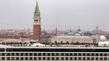 Eine Aufnahme aus dem September 2019: Passagiere an Deck der "MSC Musica" verfolgen die Einfahrt nach Venedig.