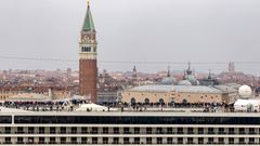 Eine Aufnahme aus dem September 2019: Passagiere an Deck der "MSC Musica" verfolgen die Einfahrt nach Venedig.
