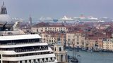 Kreuzfahrtriesen bis zum Horizont: Schiffe von Costa und Aida Cruises haben im Hafen von Venedig festgemacht.