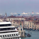 Kreuzfahrtriesen bis zum Horizont: Schiffe von Costa und Aida Cruises haben im Hafen von Venedig festgemacht.