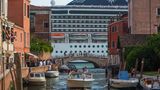 Symbol für Overtourism: Kreuzfahrtschiffe in Venedig