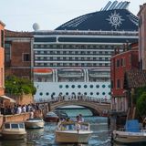 Symbol für Overtourism: Kreuzfahrtschiffe in Venedig