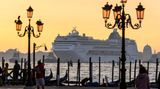 Die "MSC Lirica" im September 2019 am Markusplatz. Die Regierung in Rom hatte Ende März 2021 grünes Licht für Pläne gegeben, um besonders die großen Schiffe aus der Altstadt zu verbannen.