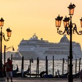 Die "MSC Lirica" im September 2019 am Markusplatz. Die Regierung in Rom hatte Ende März 2021 grünes Licht für Pläne gegeben, um besonders die großen Schiffe aus der Altstadt zu verbannen.