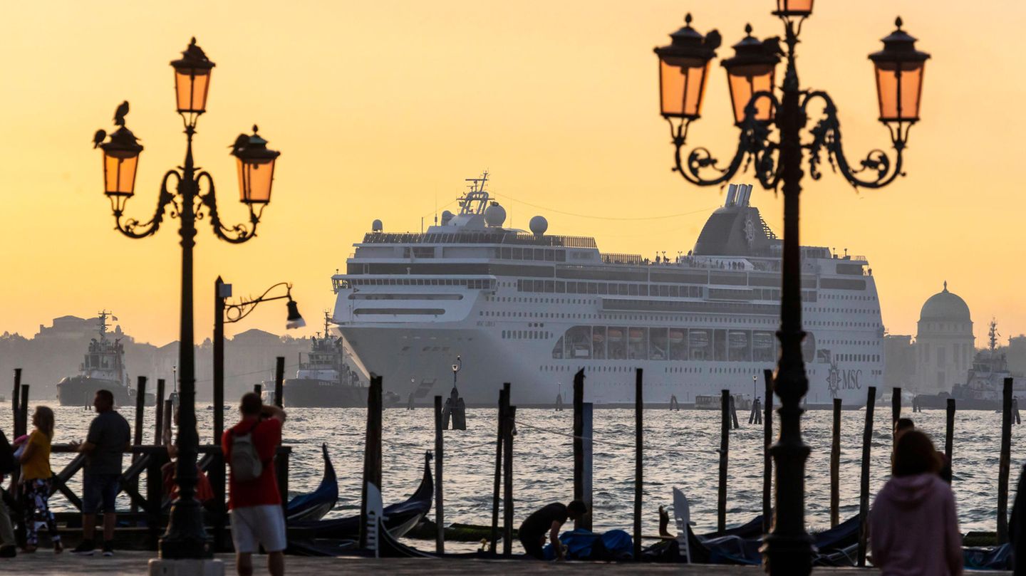 Die "MSC Lirica" im September 2019 am Markusplatz. Die Regierung in Rom hatte Ende März 2021 grünes Licht für Pläne gegeben, um besonders die großen Schiffe aus der Altstadt zu verbannen.