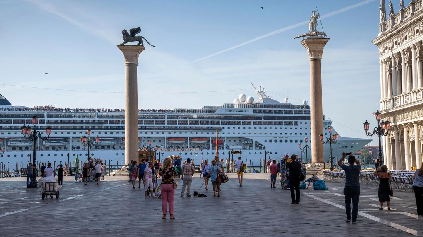 Die "MSC Lirica" fährt dicht am Markusplatz vorbei - das Foto enstand im Juni 2019.