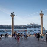 Die "MSC Lirica" fährt dicht am Markusplatz vorbei - das Foto enstand im Juni 2019.