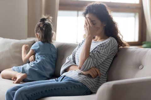 Mutter und Tochter sitzen auch einer Couch und streiten sich