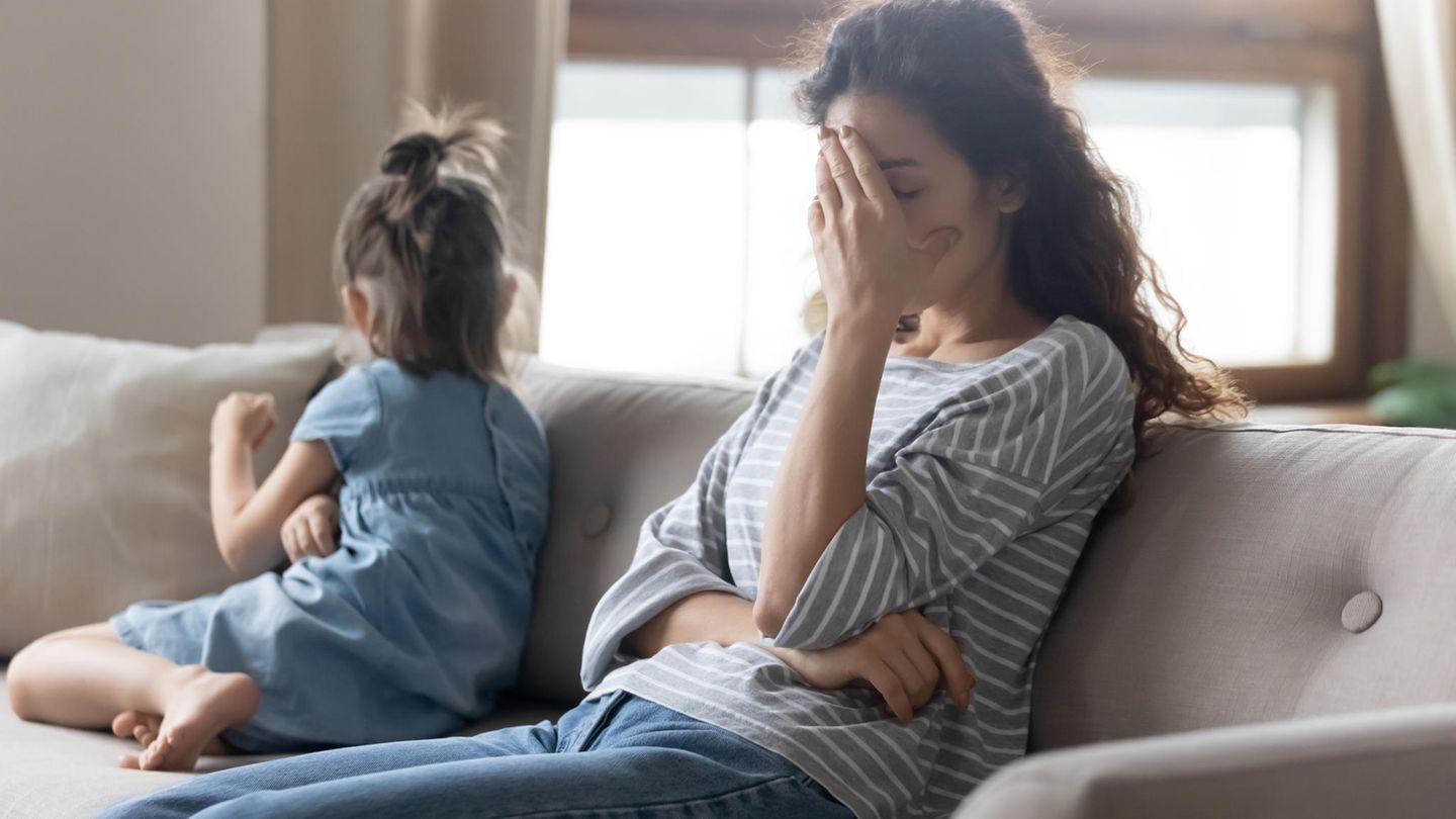 Mutter und Tochter sitzen auch einer Couch und streiten sich