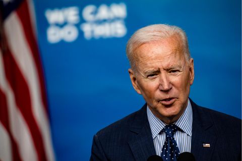Joe Biden spricht vor einer amerikanischen Flagge