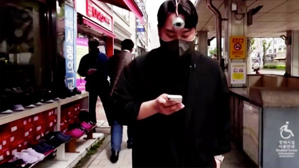 Südkorea: Designer entwickelt drittes Auge für "Smartphone-Zombies"