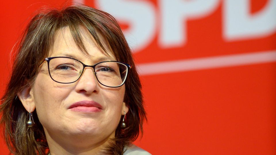 Katja Pähle SPD Sachsen-Anhalt Eine weiße Frau mit schulterlangen braunen Haaren und braunem Brillengestell unter einem weißen SPD-Schriftzug auf rotem Grund