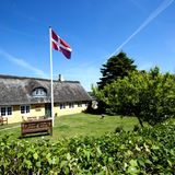 Dänemark  Geschäfte, Restaurants und Kneipen sind seit langem wieder offen, Gleiches gilt auch für Fitnessstudios, Museen und Kinos. Seit Mitte Mai ist im Grunde alles im Land wieder geöffnet, mit Ausnahme von Diskotheken. Vielerorts muss man einen negativen Corona-Test, eine vollständige Impfung oder eine überstandene Infektion vorweisen können. Vollständig geimpfte Deutsche und viele andere Menschen aus EU- und Schengen-Ländern dürfen seit Mai ohne Test und Quarantäne einreisen. Touristen kommen auch ohne Impfung, dafür dann aber mit Test- und Quarantänepflicht wieder ins Land. Bedingung ist, dass im Heimatland der Reisenden die Corona-Lage nicht zu schlimm ist. Für Deutschland gilt dies derzeit. Menschen aus Schleswig-Holstein sind von der Quarantäne ausgenommen, wenn sie bei der Einreise einen maximal 72 Stunden alten negativen Test vorlegen können.