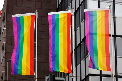 Regenbogenflaggen vor einem Unternehmensgebäude