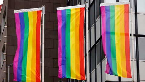 Regenbogenflaggen vor einem Unternehmensgebäude