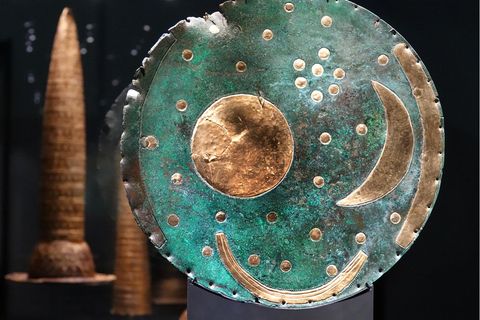 Die Himmelsscheibe von Nebra steht in einer Glasvitrine in einer Ausstellung