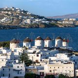 Griechenland  Griechenland empfängt Tag für Tag mehr Touristen - wenn auch weniger als in normalen Jahren. Schon vor Wochen wurden viele Maßnahmen gelockert, gleichzeitig sinken die Fallzahlen und es wird im Akkord geimpft. Geöffnet sind neben archäologischen Stätten und Museen die Außenbereiche von Cafés, Bars und Tavernen. Es gelten jedoch Sicherheits- und Abstandsregeln sowie ein Musikverbot, damit die Menschen nicht nahe aneinander rücken. Es gilt ein Ausgangsverbot von 0.30 Uhr bis 5.00 Uhr. Besucher müssen vor der Einreise auf einer Webseite ihre Daten angeben und erhalten einen QR-Code. Außerdem müssen sie bei der Einreise eine mindestens 14 Tage zuvor abgeschlossene Impfung oder einen höchstens 72 Stunden alten PCR-Test vorweisen - das gilt auch für Kinder ab fünf Jahren. Eine Quarantänepflicht besteht nicht mehr. Wer zurück nach Deutschland reist, muss aber einen negativen Schnelltest vorlegen.