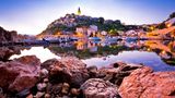 Kroatien  Das beliebte Urlaubsland rüstet sich für die neue Saison. Vollständig Geimpfte, Genesene und aktuell Getestete können in Kroatien Urlaub machen. Ihren Status müssen sie beim Grenzübertritt nachweisen. Auf den Buchungsplattformen ist schon eine Vielzahl an Hotels und Privatunterkünften verfügbar.  Im Land selbst gibt es sonst keine Vorrechte für Geimpfte. Gaststätten dürfen Gäste auch wieder in ihren Innenbereichen empfangen, ausgenommen Cafés ohne Speisenangebot, die nur draußen bedienen dürfen. Es besteht Maskenpflicht in öffentlichen Innenräumen und draußen überall dort, wo kein 1,5-Meter-Abstand eingehalten werden kann.
