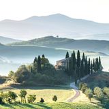 Italien  Das Mittelmeerland lockert quasi wöchentlich Beschränkungen. Mittlerweile sind die Regionen Molise und Friaul-Julisch Venetien sowie die Insel Sardinien in der sogenannten Weißen Zone mit den lockersten Regeln. Dort entfällt zum Beispiel die nächtliche Ausgangssperre. Der Rest des Landes ist in der Gelben Zone. Seit Dienstag dürfen Bars und Restaurants ihre Gäste wieder innen bedienen. Fitnessstudios haben auf und eine begrenzte Zahl an Zuschauern darf zu Sportveranstaltungen. Theater, Museen und Kinos sind offen. Überall gilt weiter die Pflicht zum Tragen einer Maske im öffentlichen Raum. In der Gelben Zone tritt die nächtliche Ausgangssperre ab 23 Uhr in Kraft. Ab kommendem Montag soll sie dann ab Mitternacht gelten. Wer nach Italien einreist, muss ein negatives Corona-Testergebnis vorweisen können, dann entfällt die Quarantäne.