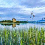 Irland  Nach vielen Monaten des Lockdowns sollen in den kommenden beiden Wochen in Irland zunächst Hotels und dann auch die Außengastronomie wieder öffnen dürfen. Auch Kinos und Fitnessstudios können dann wieder Besucher empfangen. Der internationale Reiseverkehr soll ab 19. Juli wieder aufgenommen werden. Bislang rät die irische Regierung von nicht-notwendigen Reisen ins Land ab. Einreisende müssen einen negativen Test nachweisen und sich in Quarantäne begeben - wenn sie aus einem Hochrisikogebiet kommen, sogar im Hotel.