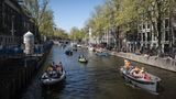 Niederlande  Vom kommenden Samstag an dürfen Museen, Theater und Kinos wieder öffnen und zumindest eine begrenzte Zahl von Besuchern empfangen. Restaurants können unter Auflagen Gäste auch im Innenbereich bedienen, und die Öffnungszeiten werden bis 22 Uhr verlängert. Bürger dürfen vier Besucher zu Hause empfangen statt bisher zwei. Lockerungen gibt es auch beim Sport. Discos und Nachtclubs bleiben aber noch geschlossen, und auch Jahrmärkte sind weiterhin verboten. Während der Fußball-EM dürfen Kneipen bislang keine Spiele auf Videoschirmen zeigen.  Bereits zuvor war die nächtliche Ausgangssperre abgeschafft worden, Geschäfte dürfen wieder Kunden empfangen. Fitnessstudios und Zoos sind wieder geöffnet.