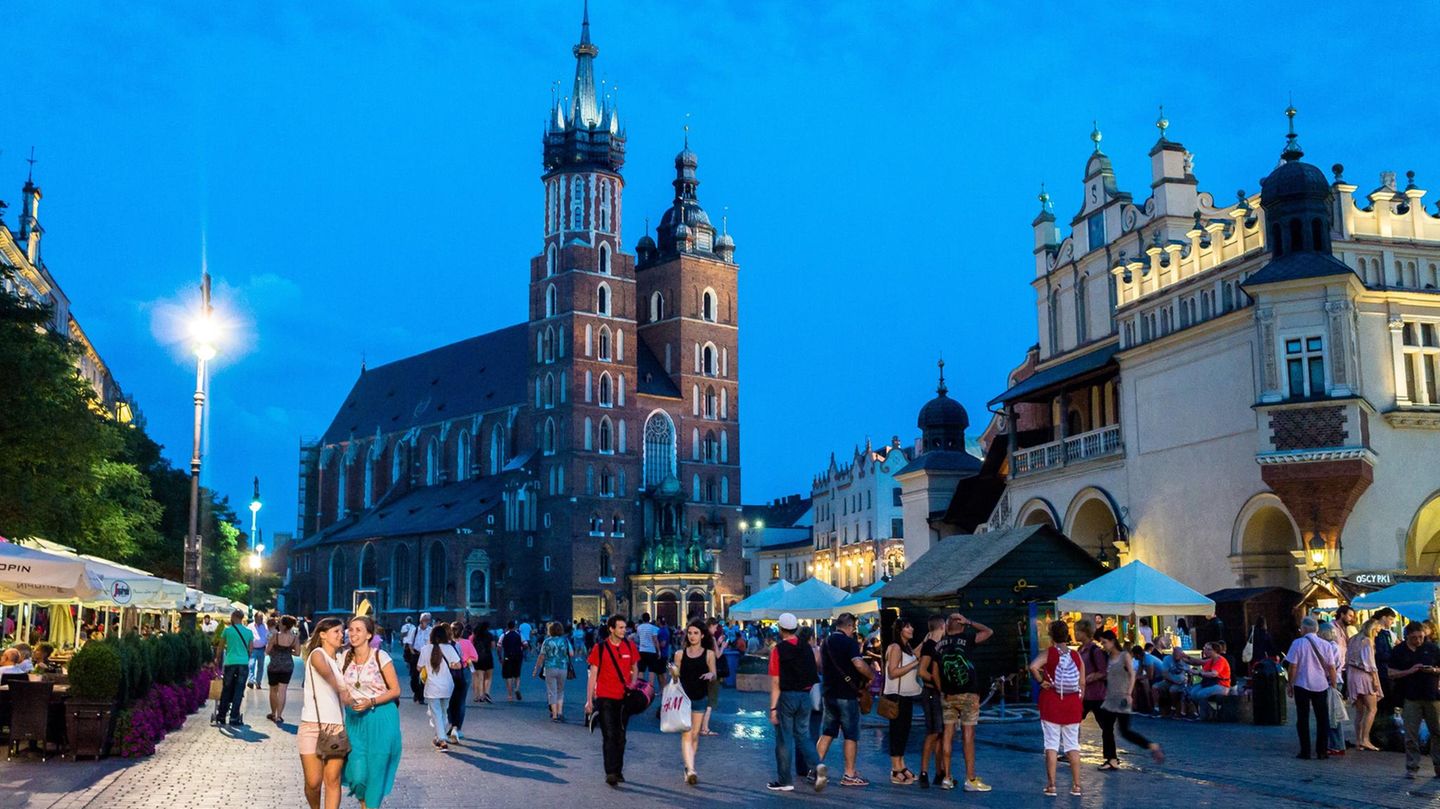 Polen  Polen hat die Lockerung weiterer Corona-Beschränkungen angekündigt. Von Sonntag an werde die Zahl der Menschen, die an einer Feier teilnehmen dürfen, von bislang maximal 50 auf 150 erhöht, sagte Gesundheitsminister Adam Niedzielski am Mittwoch in Warschau. Auch Konferenzen und Messeveranstaltungen sollen vom 6. Juni an wieder möglich sein - unter der Voraussetzung, dass mindestens 15 Quadratmeter Platz pro Teilnehmer vorhanden sind. Vollständig geimpfte Menschen werden bei diesen Limits nicht mitgezählt. Weitere Lockerungen für die Ferienzeit will die Regierung in der kommenden Woche bekanntgeben.