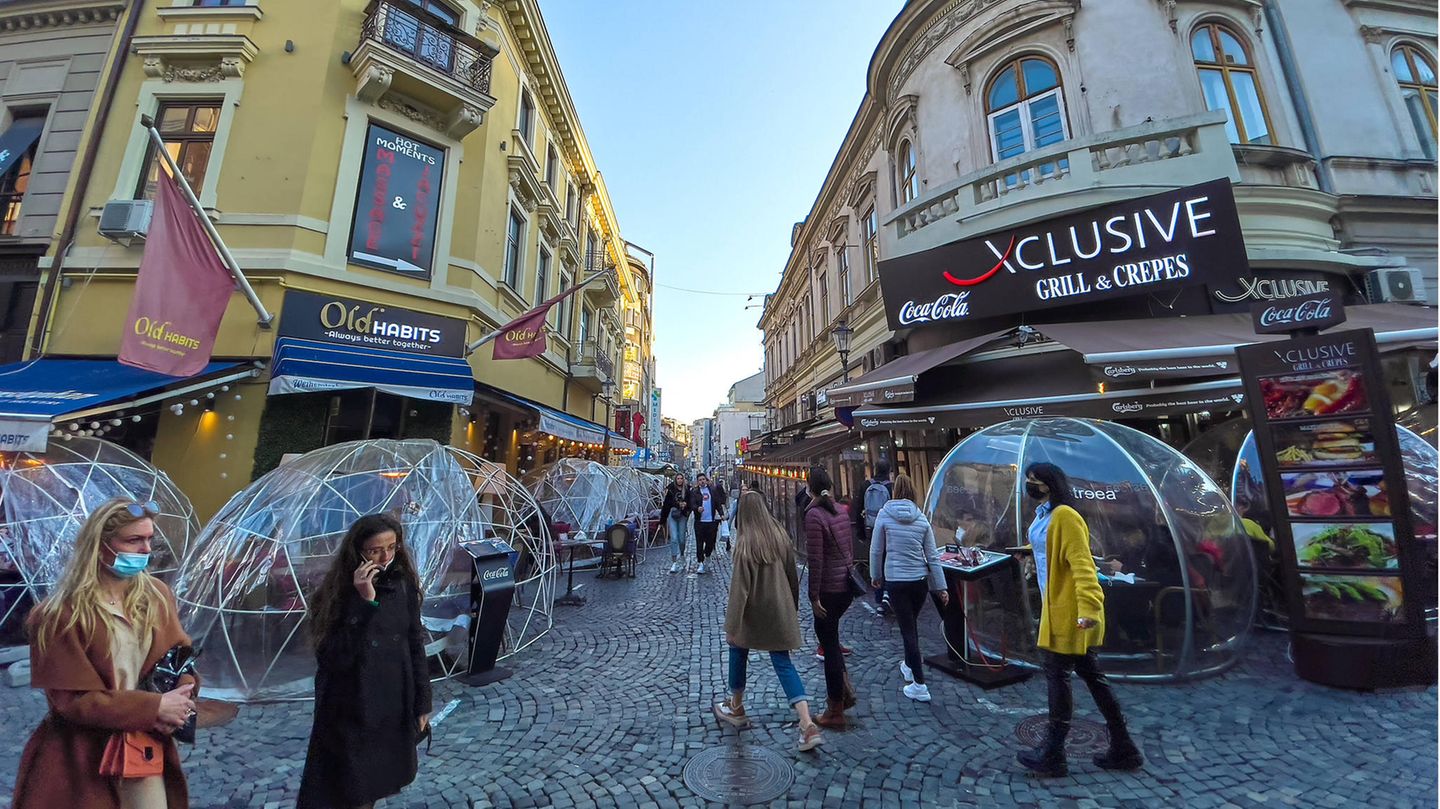 Rumänien  In dem südosteuropäischen Land ist der Betrieb der Außengastronomie uneingeschränkt erlaubt, Hotels sind geöffnet. Im Freien und damit auch etwa an Stränden gelten Abstandspflichten, ein Mund-Nasen-Schutz muss nur noch in geschlossenen öffentlichen Räumen getragen werden. Für die Innengastronomie gilt: Wenn ein Gastwirt nur geimpfte Gäste zulässt, darf sein Lokal zu 100 Prozent voll werden - wenn nicht, muss ein Teil der Tische leer bleiben. Clubs, Diskotheken, Spielhallen und Bars sind nur für vollständig geimpfte Personen geöffnet. Lokal begrenzt kann es jederzeit wieder zu Einschränkungen kommen, wenn die 14-Tage-Inzidenz in die Höhe geht. Deutsche Touristen brauchen weder Impf- noch einen negativen Testnachweis und müssen auch nicht in Quarantäne. Dies gilt auch bei der Rückkehr aus Rumänien nach Deutschland. Andere Länder - darunter einige EU-Staaten - gelten in Rumänien aber noch als Risikogebiet.