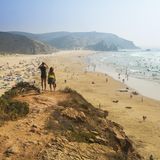 Portugal  Der ehemalige Corona-Hotspot weist bereits seit Wochen sehr niedrige Infektionszahlen auf. Der Ausnahmezustand zur Eindämmung der Pandemie ging nach fünfeinhalb Monaten am 1. Mai zu Ende. Cafés, Bars und Restaurants sowie Kinos, Theater und andere Kultur- und Freizeitstätten dürfen seitdem auch an den Wochenenden bis 22.30 Uhr offen bleiben. Besucher aus Deutschland und aus anderen EU-Ländern mit einer relativ guten Corona-Lage dürfen seit Mitte Mai wieder zu touristischen Zwecken einreisen. Alle Besucher über zwei Jahren müssen aber weiterhin einen negativen PCR-Test vorlegen, der nicht älter als 72 Stunden sein darf. Das Auswärtige Amt warnt allerdings noch vor nicht notwendigen, touristischen Reisen auf die Azoren und nach Madeira, wo die Zahlen etwas höher liegen.