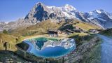 Schweiz  "Frische Schweizer Bergluft jetzt wieder hürdenfrei erhältlich" - so lockt der Tourismusverband Urlauber in die Schweiz. Nach der Öffnung der Restaurantterrassen im April dürfen Gäste seit dem 31. Mai auch wieder in Lokal-Innenräume bedient werden. Geöffnet sind ebenfalls wieder Wellness- und Thermalbäder. Hotels, Museen, Läden, Theater, Kinos, Zoos und Freizeitparks sind schon länger wieder auf. Negative Corona-Tests sind zum Betreten nicht nötig. Überall gelten aber Hygienekonzepte mit Abstand halten oder Gästezahlbegrenzung pro Tisch. Seit 1. Juni dürfen Kantone testweise auch bereits wieder Veranstaltungen mit bis zu 1000 Besuchern im Freien und 600 Besuchern in Innenräumen zulassen.  Für Geimpfte und Genesene und Besucher, die mit dem Auto anreisen, gibt es keinerlei Auflagen mehr. Die anderen müssen sich bei Anreise mit Bus oder Bahn elektronisch registrieren. Bei Flugreisen ist für sie ein negativer Coronatest nötig. Ab 3. Juni stehen Sachsen und Thüringen nicht mehr auf der Liste der Risikogebiete. Damit ist die Einreise aus der ganzen Bundesrepublik problemlos möglich.