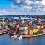 Schweden und Norwegen  : Schweden hat in der Corona-Krise einen Sonderweg gewählt und derzeit weiter eine der höchsten Neuinfektionszahlen Europas. Da die schwedischen Zahlen laut Regierungschef Stefan Löfven nun in die richtige Richtung gehen, hat das EU-Land am Dienstag angefangen, erste Maßnahmen zurückzufahren. Im Kino und bei anderen Indoor-Veranstaltungen mit festen Sitzplätzen dürfen jetzt beispielsweise bis zu 50 Menschen dabei sein, unter freiem Himmel etwa bei Fußballspielen dürfen es 500 sein. Restaurants dürfen nunmehr bis 22.30 Uhr öffnen. In Schweden sind die Einreiseregeln locker gehalten. Ausländer müssen bei der Einreise einen negativen, maximal 48 Stunden alten Corona-Test vorweisen, Menschen aus dem Rest Skandinaviens sind davon ausgenommen.