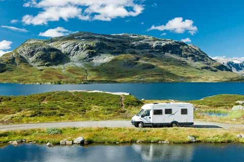 Norwegen  Das nördliche Land hat die Pandemie recht gut unter Kontrolle. Damit die Lage in Norwegen weiter gut bleibt, hat die Regierung in Oslo die Grenzen für Menschen aus dem Ausland praktisch geschlossen. Wer trotzdem einreisen darf - etwa, weil er Waren transportiert oder systemrelevante Funktionen erfüllt - für den gelten umfangreiche Test- und Quarantäneregeln